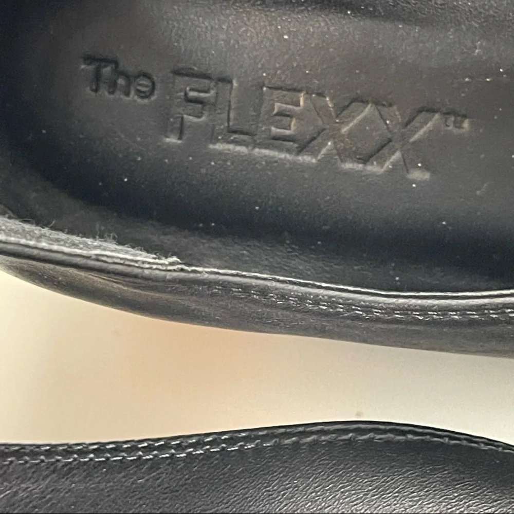 The Flexx black lesson wedge size 8
